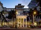 ���A�i�T�[�t���C�_�[�@�E�F�X�e�B�����]�[�g�A���h�X�p�iMoana Surfrider, A Westin Resort & Spa�j�F�J���J�E�A�ʂ�ɖʂ��锒���̊O��