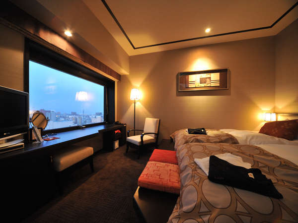 ラビスタ函館ベイ：【ツイン/24.6㎡】ベッドに座ったまま大きい窓から眺望をお愉しみ頂けます。