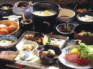 【朝食】地元の新鮮食材をふんだんに使用し、体をいたわる優しいメニュー