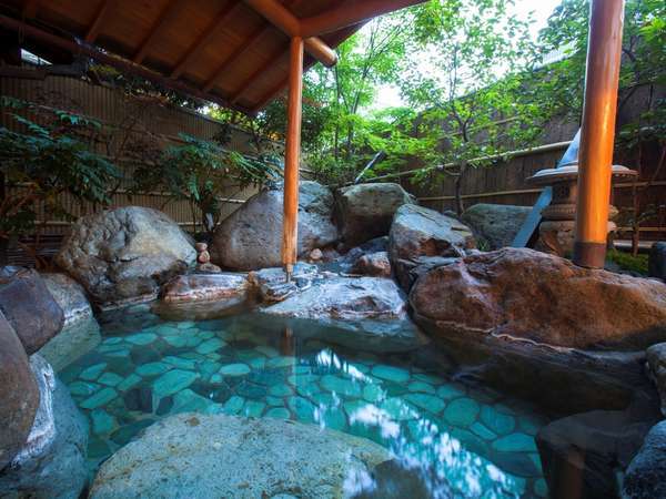 浴場「水風」の露天風呂は野趣あふれる岩風呂＆「緑風」源泉100％の最高の湯とジェット