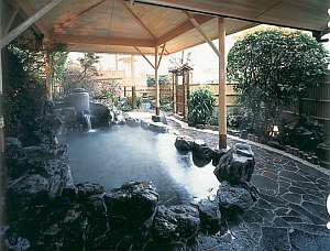 道後温泉　古湧園 （こわくえん）：伝統の湯釜をすえた野趣あふれる露天風呂