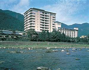 飛騨川沿いの広大な敷地に建つ下呂温泉「水明館」