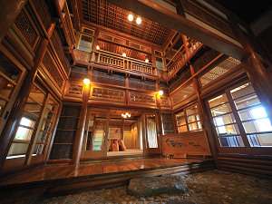 十和田ホテル：宮大工の技が光るその重厚かつ温かな佇まいに感動です