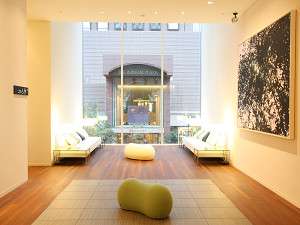 レム日比谷（阪急阪神第一ホテルグループ）：【2F ロビー】大きな窓から光が射す美術館の様なロビー。心地よい眠りを期待させるセンサリーデザイン