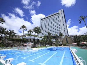 ホテル日航那覇グランドキャッスル：【プール】那覇市内最大級のガーデンプール！宿泊のお客様は無料でご利用いただけます♪