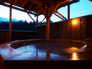 白馬八方温泉　白馬ホテル花乃郷：*【温泉】屋上の露天風呂は、褐色の塩の道温泉です。