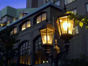 道後温泉　ホテル椿舘：■外観/ガス灯を思わせる街灯がレトロな夜の外観