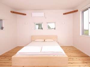 Vacation House & Studio ���E�t�@�[�����l�FSouth Cottage bedroom