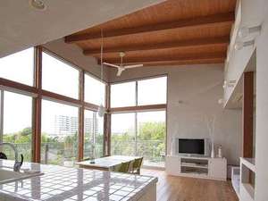 Vacation House & Studio ���E�t�@�[�����l�FMain Cottage livingroom