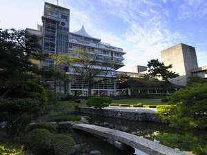 皆生温泉　東光園：日本を代表する建築家、菊竹清訓先生設計の本館「天台」。本格的日本庭園から眺めた壮大な外観は必見！