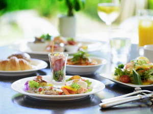 ANAクラウンプラザホテル沖縄ハーバービュー：和洋のメニューを中心に地元沖縄の味も取り入れ、バラエティ豊富に取り揃えた朝食ブッフェ。