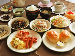 観光ホテルセイルイン宮古島：【朝食バイキング】和洋食を豊富に取り揃えております♪