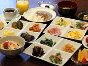 アーバンホテル京都：【バイキング朝食】朝食にも京都らしさを。おばんざいやちらし寿司の他、カレーや洋食メニューもご用意。