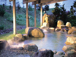 ホテル国富アネックス：露天風呂は、1300ｍの地底から噴き出す極上の泉質は、ミネラル豊富で美肌をうるおします。