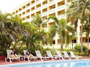 �O�A���v���U�z�e���iGUAM PLAZA HOTEL�j�F�v�[���T�C�h�Ń����b�N�X�B�^�����̌�����Y�����ЂƎ�