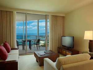 �g�����v�C���^�[�i�V���i���z�e�����C�L�L�r�[�`�E�H�[�N�iTrump International Hotel Waikiki Beach Walk�j�F�y�g�����v�t���A�z���������������ڐ��ƂȂ郊�r���O�X�y�[�X(��)