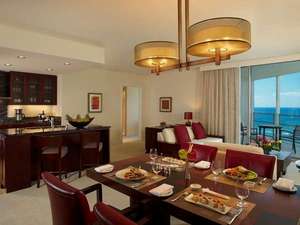 �g�����v�C���^�[�i�V���i���z�e�����C�L�L�r�[�`�E�H�[�N�iTrump International Hotel Waikiki Beach Walk�j�F�y�g�����v�t���A�z�_�C�j���O���L�b�`���X�y�[�X(��)
