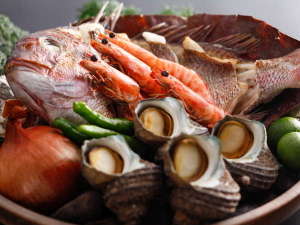 南淡路ロイヤルホテル：鯛や魚介類などの食材を土鍋で蒸し焼きにした淡路島の郷土料理「宝楽焼」（一例）