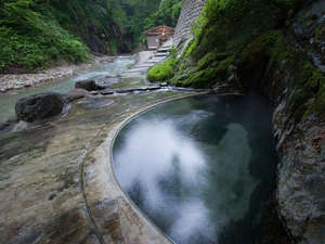 夏油温泉　元湯夏油：*疝気の湯[混浴]/渓流沿いに湧き出る湯。自然との一体感を味わえます！
