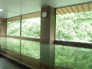 登別　石水亭：辛夷館大浴場では、四季折々の自然のパノラマをごらんになりながら、登別のお湯をお楽しみいただけます。