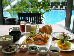 ホテルグランビューガーデン沖縄：[土煌]プールを眺めながら朝食を・・・