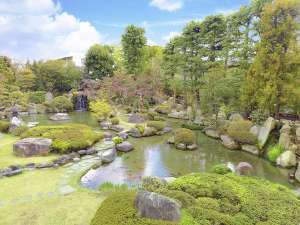 大江戸温泉物語　石和温泉　ホテル新光：四季美しい日本庭園に織りなす花と緑、優雅に泳ぐ錦鯉のむれ、庭園には足湯もございます。