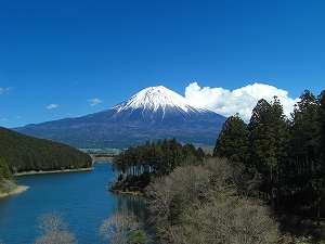休暇村　富士：田貫湖から見た絶景富士。左右に広がる稜線の美しさに思わず息を呑みます。