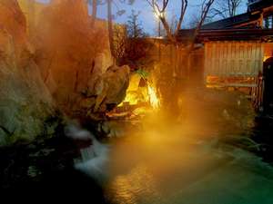 サンマリン気仙沼ホテル観洋：時間によって表情をかえる天然温泉の露天風呂（夜）