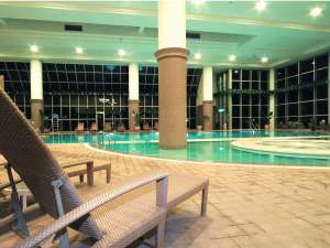 ラグナガーデンホテル：屋内プール（8：00～23：00）季節や天候に関係なくご利用いただける屋内プール。