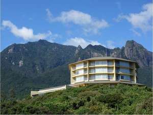 ＪＲホテル屋久島：ホテルの前には悠然とそびえ立つ、世界自然遺産区域内のモッチョム岳・耳岳・割石岳の尾之間三山たち