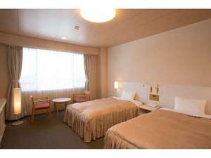 伊東園ホテル　草津：洋室ツインのお部屋一例 3名様でご利用の場合、1名様はソファーベッドとなります。