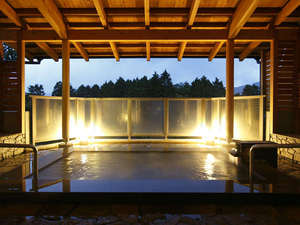 ホテル箱根パウエル：【桃源の湯】遠く長尾峠と外輪山を望み、自然の空気が満ちる露天風呂