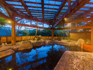 渡り温泉　別邸楓：四季折々の情景と青森ヒバの香りを愉しめる開放的な露天風呂。