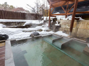 草津温泉　ホテル　ヴィレッジ：露天風呂では、四季折々の風景と名湯草津温泉をお楽しみください。