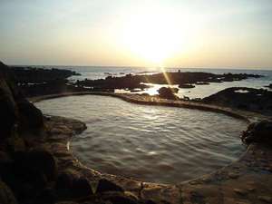 黄金崎不老ふ死温泉：海辺の露天風呂 夕景