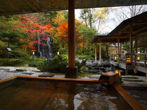 登別温泉　登別グランドホテル：四季折々の木々に彩られる滝の流れる庭園露天風呂