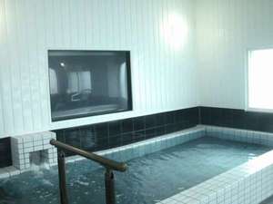 フレイムホテル札幌：ゆったりとした浴槽でビジネスの疲れを癒してください。50型テレビ埋込！無料大浴場【男女入替制】