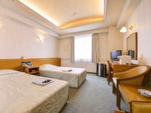 沖縄ホテル：*ツイン（客室一例）/一人旅やカップルでのご宿泊に最適！落ち着きある空間でゆっくりお寛ぎ下さい。