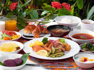 沖縄ホテル：*ご朝食一例/バイキング形式でお食事をお愉しみいただけます。