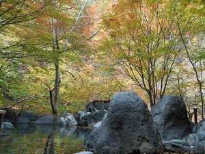 湯西川温泉　ホテル湯西川：秋の紅葉を楽しむ露天風呂