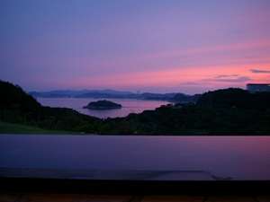 休暇村　南淡路：露天風呂からの鳴門海峡の夕暮れ