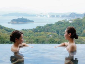 休暇村　南淡路：露天風呂では鳴門海峡を見晴らす眺望が自慢。