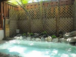 ホテル　グレース白馬：日本有数のアルカリ泉質、八方温泉『美人の湯』。当宿自慢の源泉100%かけ流しの露天風呂です。