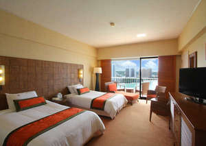 �z�e���j�b�R�[�O�A���iHOTEL NIKKO GUAM�j�F12�K����15�K�Ɉʒu����N���u���[���B��w�K�̃o���R�j�[����A�L��ȊC�̌i�F�������i�������B
