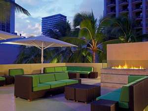 �n�C�A�b�g�v���C�X���C�L�L�r�[�`�iHyatt Place Waikiki Beach�j�F�v�[���T�C�h�f�b�L�ł͂������������ɂ��߂����������B
