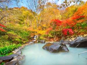 星野リゾート　奥入瀬渓流ホテル：【露天風呂　八重九重の湯】緑から少しずつ秋色に染まっていく風景をお愉しみください