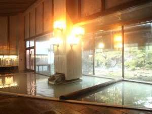 駒ケ岳グランドホテル：四季の庭を眺める男子内風呂