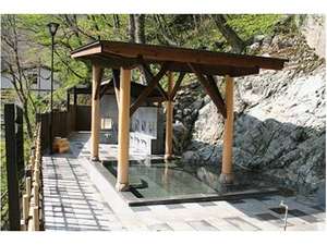 大牧温泉観光旅館：渓谷を望む絶景の女性露天風呂
