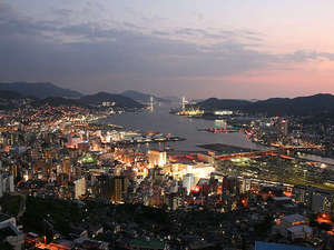 長崎にっしょうかん（HMIホテルグループ）：日本三大夜景にあげられる長崎の夜景。刻々と移り変わる幻想的な景色を当館から望めます。