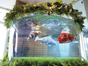 変なホテル舞浜　東京ベイ：【ロビー】水槽には魚ロボットが泳いでいます！！！